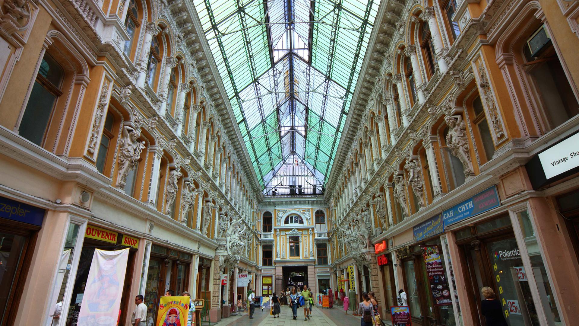 Blick auf die sogennante Passage in Odessa, einer überdachten Einkaufsmeile in der ukrainischen Stadt am Schwarzen Meer, aufgenommen am 03.07.2011. Blick auf die sogennante Passage in Odessa, einer überdachten Einkaufsmeile in der ukrainischen Stadt am Schwarzen Meer, aufgenommen am 03.07.2011.
