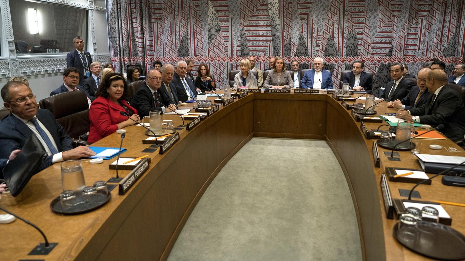 Von links nach rechts sitzen an einem hufeisenförmigen Tisch: der russiche Außenminister Sergej Lawrow, die britische UNO-Botschafterin Karen Pierce , der britische Politiker Alistair Burt, US-Außenminister Rex Tillerson, die EU-Außenbeauftragte Federica Mogherini, Irans Außenminister Javad Sarif und weitere Personen. Von links nach rechts sitzen an einem hufeisenförmigen Tisch: der russiche Außenminister Sergej Lawrow, die britische UNO-Botschafterin Karen Pierce , der britische Politiker Alistair Burt, US-Außenminister Rex Tillerson, die EU-Außenbeauftragte Federica Mogherini, Irans Außenminister Javad Sarif und weitere Personen.