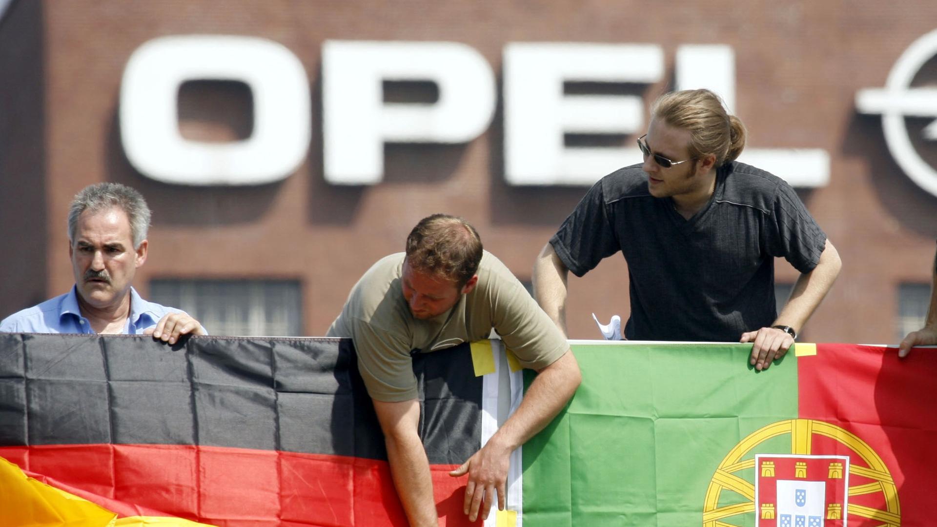 Deutsche und portugiesische Arbeiter protestieren 2006 gemeinsam in Rüsselsheim gegen die drohende Schließung eines Werks in Portugal. Deutsche und portugiesische Arbeiter protestieren 2006 gemeinsam in Rüsselsheim gegen die drohende Schließung eines Werks in Portugal.