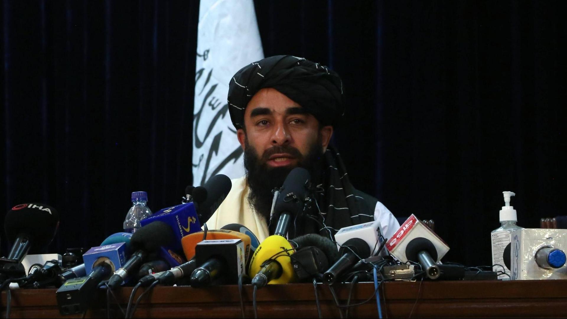 Der Taliban Sprecher Zabihullah Mujahid in einer Pressekonferenz. Der Taliban Sprecher Zabihullah Mujahid in einer Pressekonferenz.