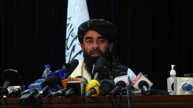 Der Taliban Sprecher Zabihullah Mujahid in einer Pressekonferenz.