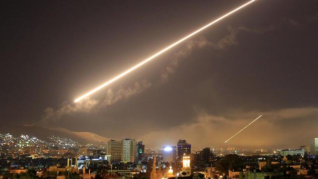 Syrien, Damaskus: Eine Luftabwehrrakete wird während der Luftangriffe der USA, Frankreich und Großbritannien abgefeuert.