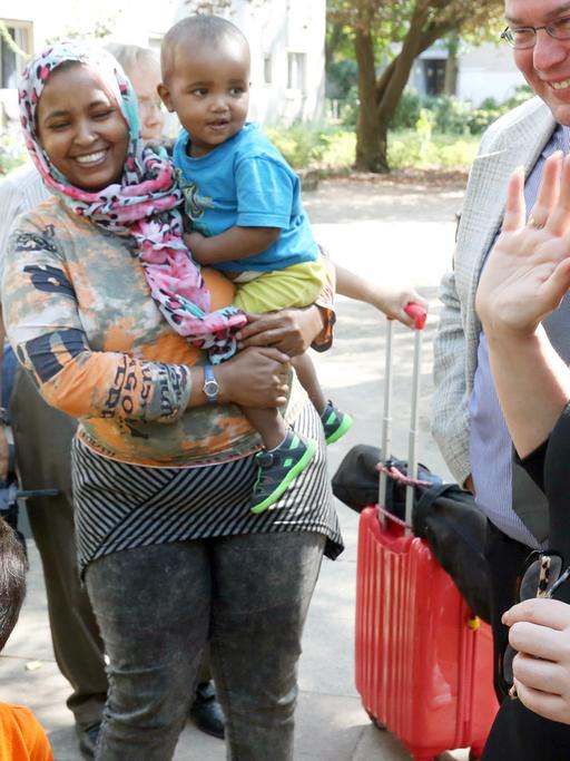 Stadtmission am Hauptbahnhof:Die Berliner Integrationssenatorin Dilek Kolat (SPD) hier bei einem Besuch im August 2015