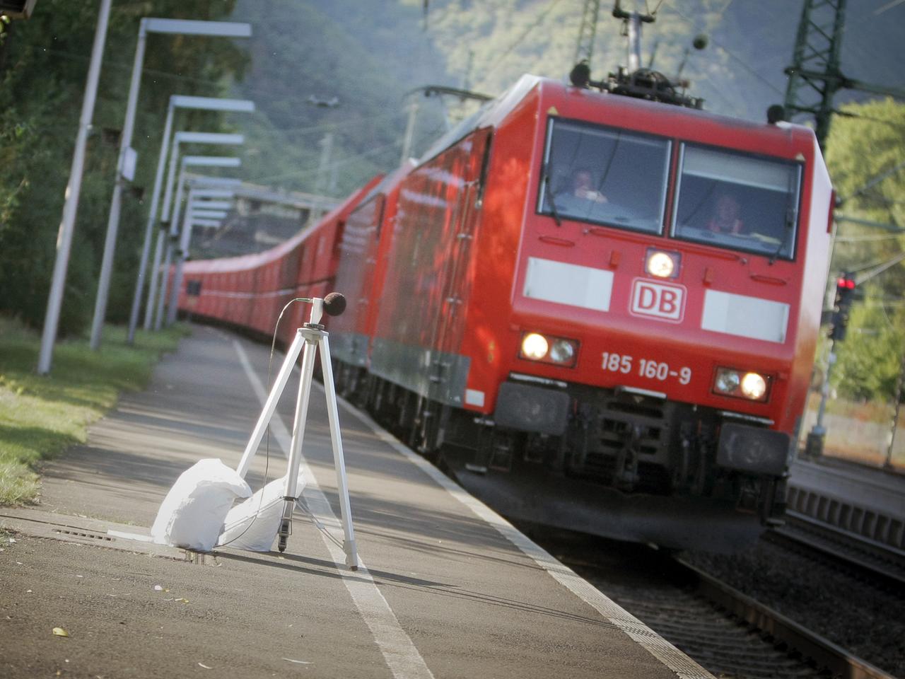 Ein teilweise mit neuartigen, sogenanten "Flüsterbremsen" ausgerüsteter Zug der Deutschen Bahn (DB) fährt im Hauptbahnhof in Bingen am Rhein zur Lautstärke-Messung an einem Mikrofon vorbei. 