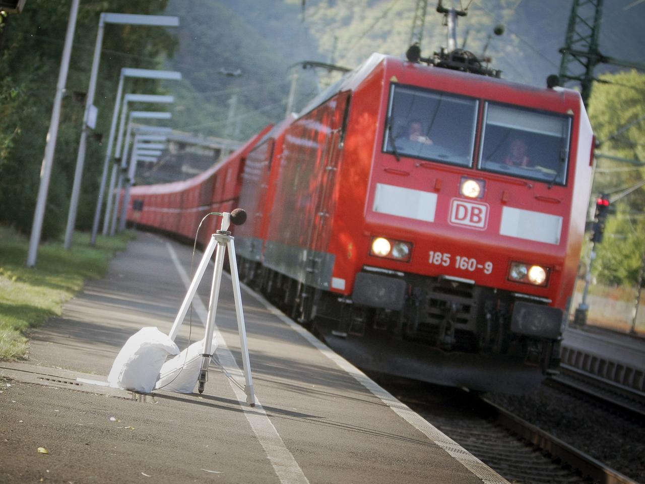 Ein teilweise mit neuartigen, sogenanten "Flüsterbremsen" ausgerüsteter Zug der Deutschen Bahn (DB) fährt im Hauptbahnhof in Bingen am Rhein zur Lautstärke-Messung an einem Mikrofon vorbei. Ein teilweise mit neuartigen, sogenanten "Flüsterbremsen" ausgerüsteter Zug der Deutschen Bahn (DB) fährt im Hauptbahnhof in Bingen am Rhein zur Lautstärke-Messung an einem Mikrofon vorbei.