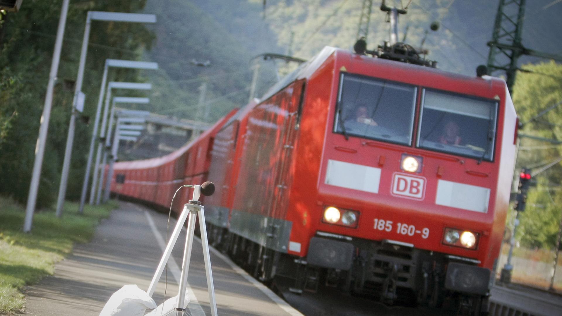 Ein teilweise mit neuartigen, sogenanten "Flüsterbremsen" ausgerüsteter Zug der Deutschen Bahn (DB) fährt im Hauptbahnhof in Bingen am Rhein zur Lautstärke-Messung an einem Mikrofon vorbei. Ein teilweise mit neuartigen, sogenanten "Flüsterbremsen" ausgerüsteter Zug der Deutschen Bahn (DB) fährt im Hauptbahnhof in Bingen am Rhein zur Lautstärke-Messung an einem Mikrofon vorbei.