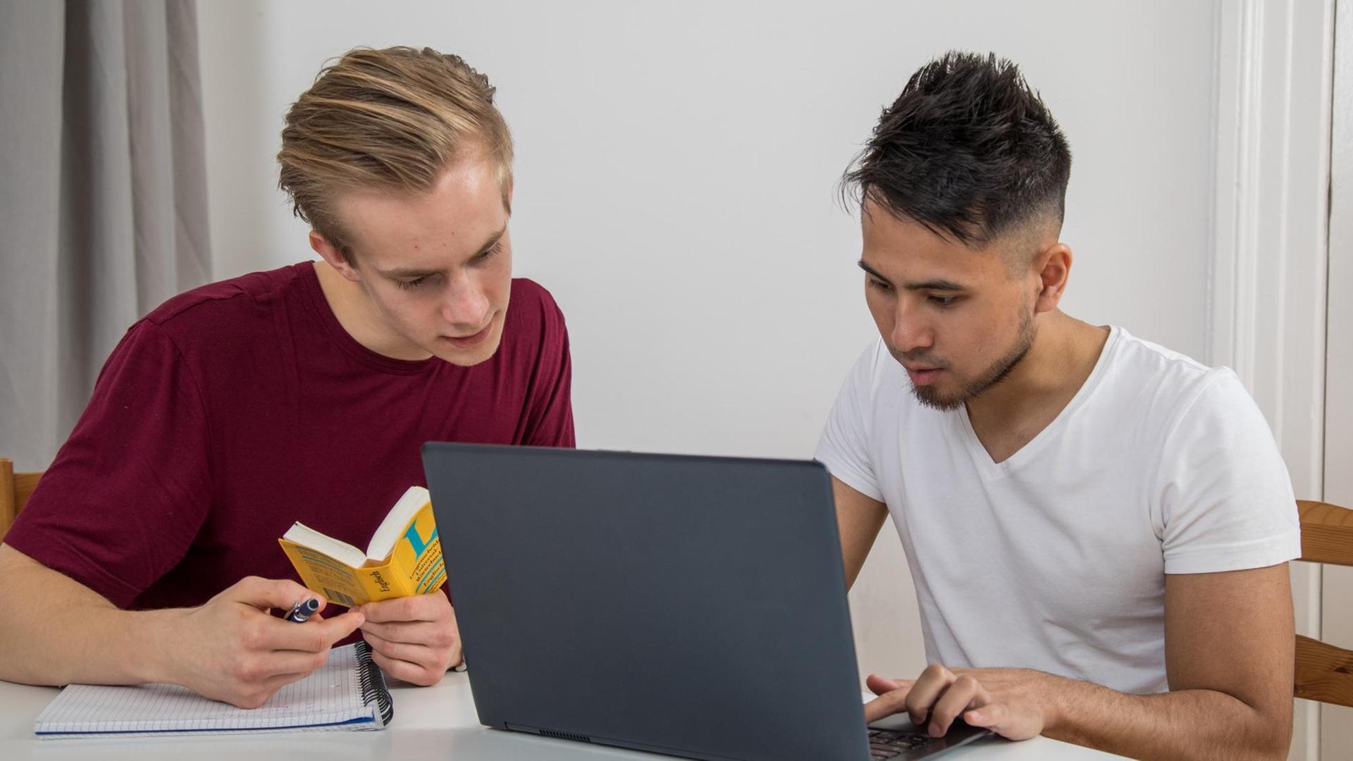 Zwei Jungs sitzen am 07.11.2018 in einer Wohnung in Hamburg an einem Laptop und lernen gemeinsam für eine Prüfung (Symbolbild) Zwei Jungs sitzen am 07.11.2018 in einer Wohnung in Hamburg an einem Laptop und lernen gemeinsam für eine Prüfung (Symbolbild)