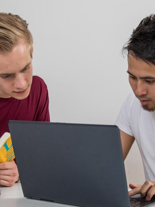 Zwei Jungs sitzen am 07.11.2018 in einer Wohnung in Hamburg an einem Laptop und lernen gemeinsam für eine Prüfung (Symbolbild)