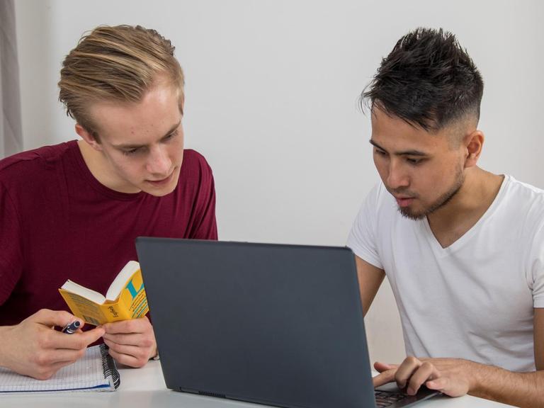 Zwei Jungs sitzen am 07.11.2018 in einer Wohnung in Hamburg an einem Laptop und lernen gemeinsam für eine Prüfung (Symbolbild)