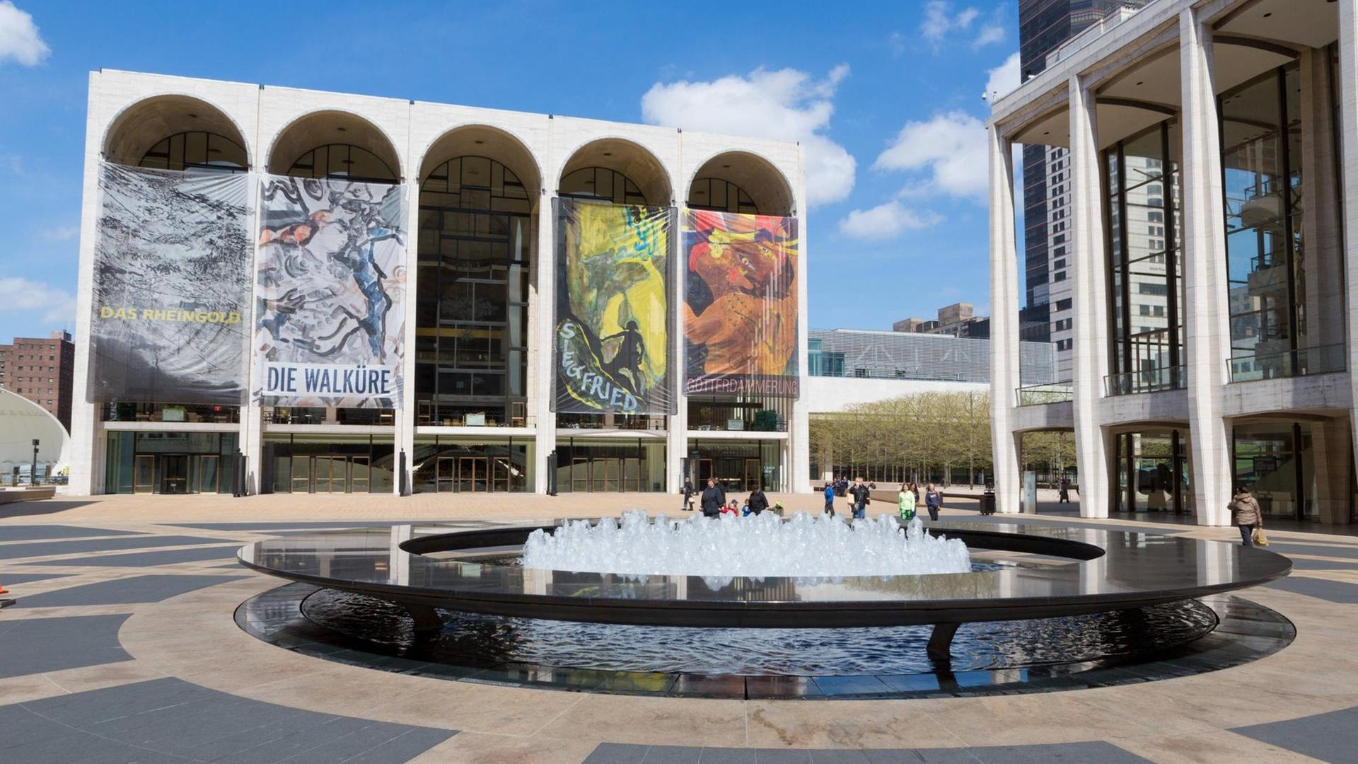 Im Wagner-Jahr 2013 zeigte die Metropolitan Opera in New York Wagners "Ring des Nibelungen". Im Wagner-Jahr 2013 zeigte die Metropolitan Opera in New York Wagners "Ring des Nibelungen".
