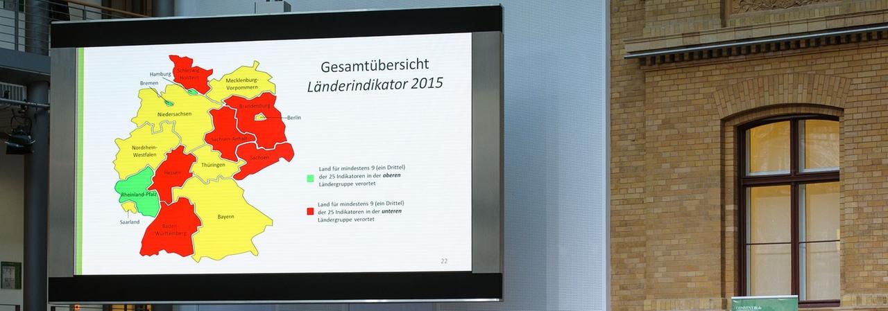Prof. Dr. Wilfried Bos, Direktor des Instituts für Schulentwicklungsforschung (IFS) an der TU Dortmund, während seiner Präsentation "Schule digital - der Länderindikator 2015. Schulische Nutzung digitaler Medien im Bundesländervergleich" Prof. Dr. Wilfried Bos, Direktor des Instituts für Schulentwicklungsforschung (IFS) an der TU Dortmund, während seiner Präsentation "Schule digital - der Länderindikator 2015. Schulische Nutzung digitaler Medien im Bundesländervergleich"