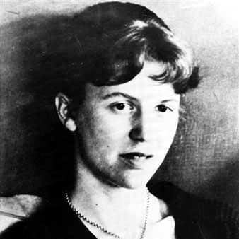 Die US-amerikanische Lyrikerin und Prosaistin Sylvia Plath auf einem undatierten Foto Die US-amerikanische Lyrikerin und Prosaistin Sylvia Plath auf einem undatierten Foto