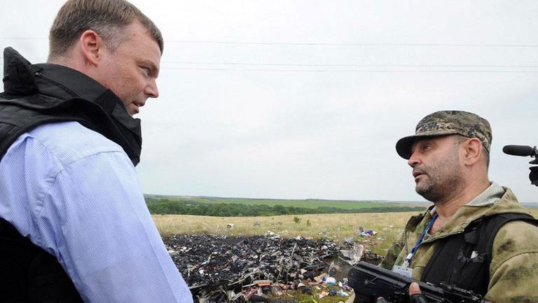 Der Leiter der OSZE-Mission in der Ukraine, Alexander Hug, inspiziert die Stelle des Flugzeugsabsturzes in der Ost-Ukraine und spricht mit pro-russischen Separatisten. Der Leiter der OSZE-Mission in der Ukraine, Alexander Hug, inspiziert die Stelle des Flugzeugsabsturzes in der Ost-Ukraine und spricht mit pro-russischen Separatisten.