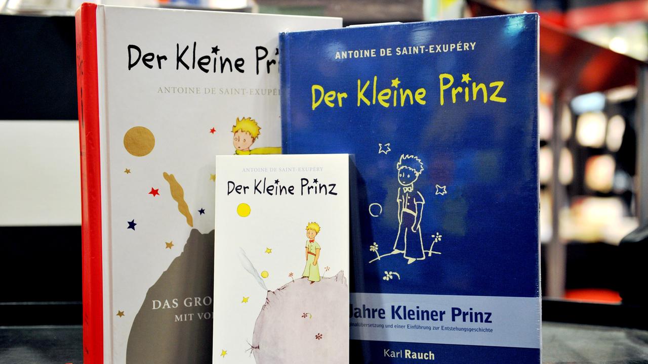 Verschiedene Ausgaben des Buches "Der kleine Prinz" stehen in Berlin in einem Buchgeschäft. Verschiedene Ausgaben des Buches "Der kleine Prinz" stehen in Berlin in einem Buchgeschäft.
