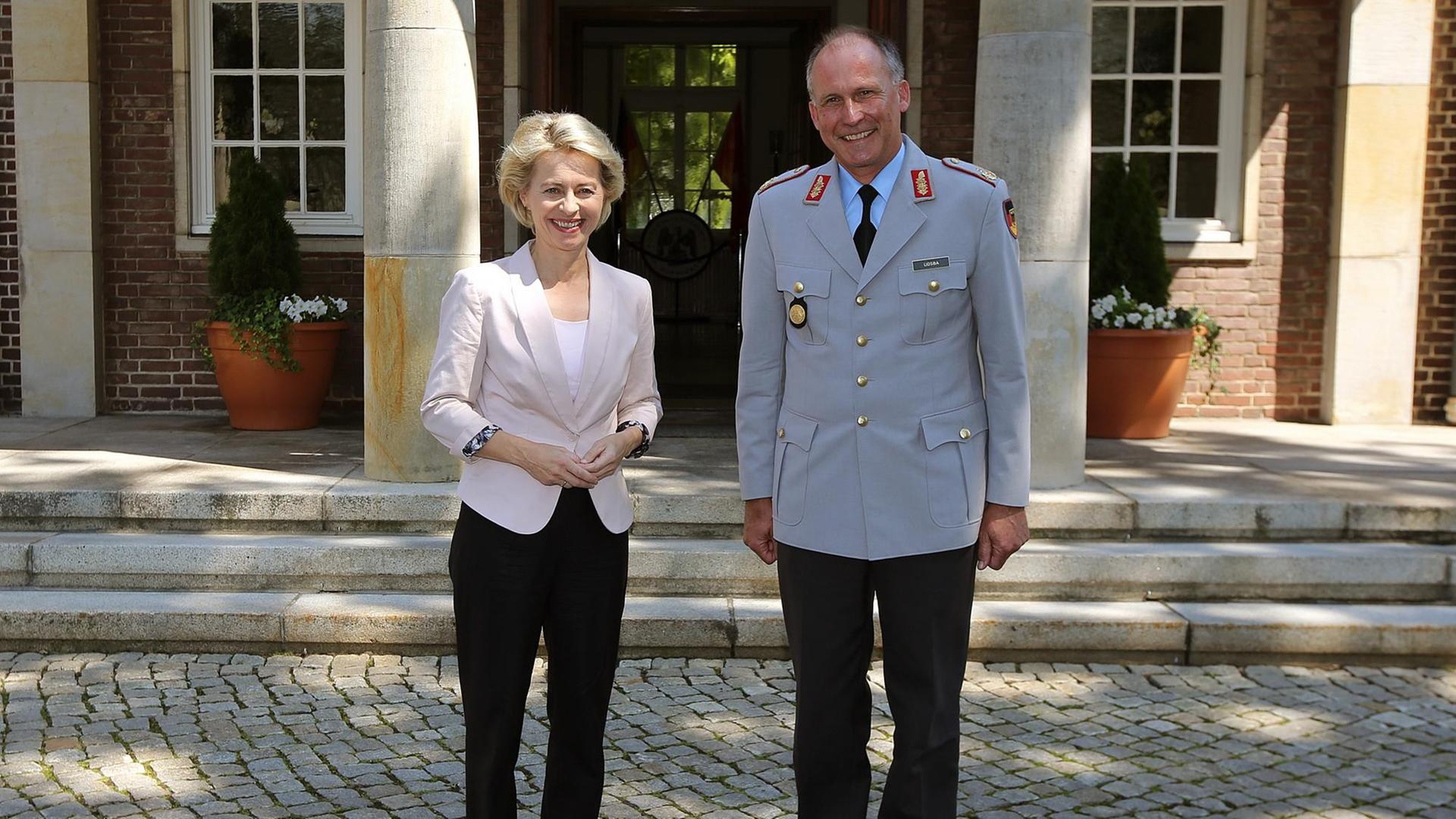 Ursula von der Leyen und Achim Lidsba stehen lächelnd vor dem Eingang der Führungsakademie Ursula von der Leyen und Achim Lidsba stehen lächelnd vor dem Eingang der Führungsakademie