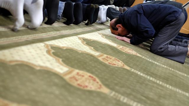 Ein betender Muslim in Jersey City