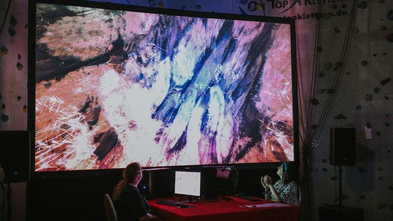 Auf der "Evoke" in Köln 2019 treten Coderinnen gegeneinander an und gestalten Kunst. Auf der "Evoke" in Köln 2019 treten Coderinnen gegeneinander an und gestalten Kunst.