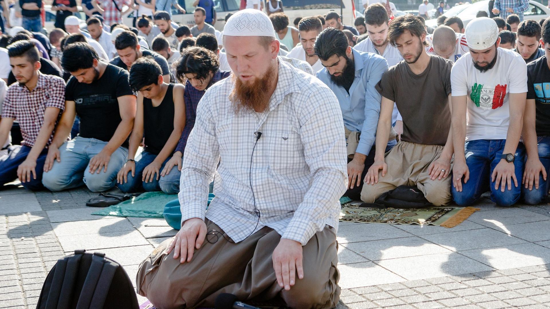 Der salafistische Prediger Pierre Vogel betet am 19.07.2014 in Hamburg auf einer Kundgebung mit rund 300 Anhängern auf dem Hachmannplatz. Der salafistische Prediger Pierre Vogel betet am 19.07.2014 in Hamburg auf einer Kundgebung mit rund 300 Anhängern auf dem Hachmannplatz.