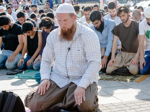 Der salafistische Prediger Pierre Vogel betet am 19.07.2014 in Hamburg auf einer Kundgebung mit rund 300 Anhängern auf dem Hachmannplatz.
