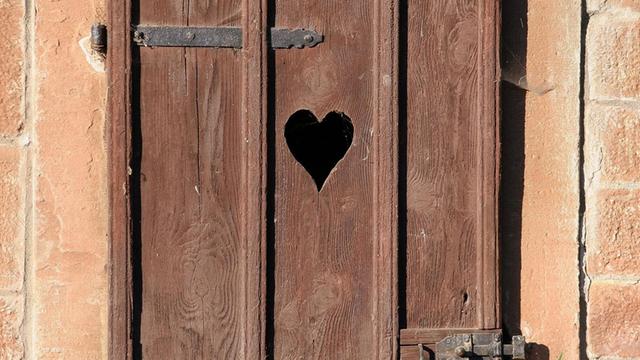 Die Tür eines mit einem Herz verzierten Toilettenhäuschens auf einem Bauernhof in Birstein-Obersotzbach (Hessen), aufgenommen am 12.10.2005.