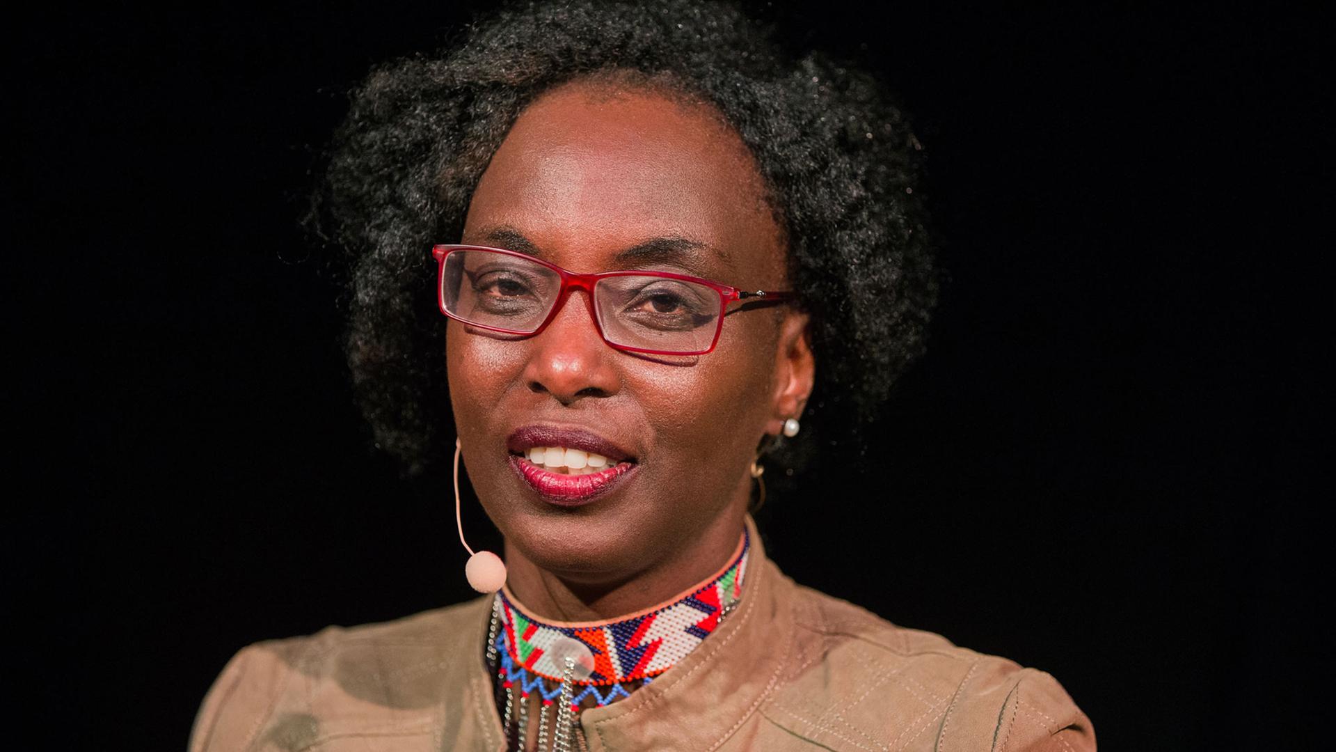 Die kenianische Schriftstellerin Yvonne Adhiambo Owuor sitzt am 14.03.2016 im Rahmen des Literaturfestivals Lit.Cologne in Köln auf einer Bühne. Die kenianische Schriftstellerin Yvonne Adhiambo Owuor sitzt am 14.03.2016 im Rahmen des Literaturfestivals Lit.Cologne in Köln auf einer Bühne.