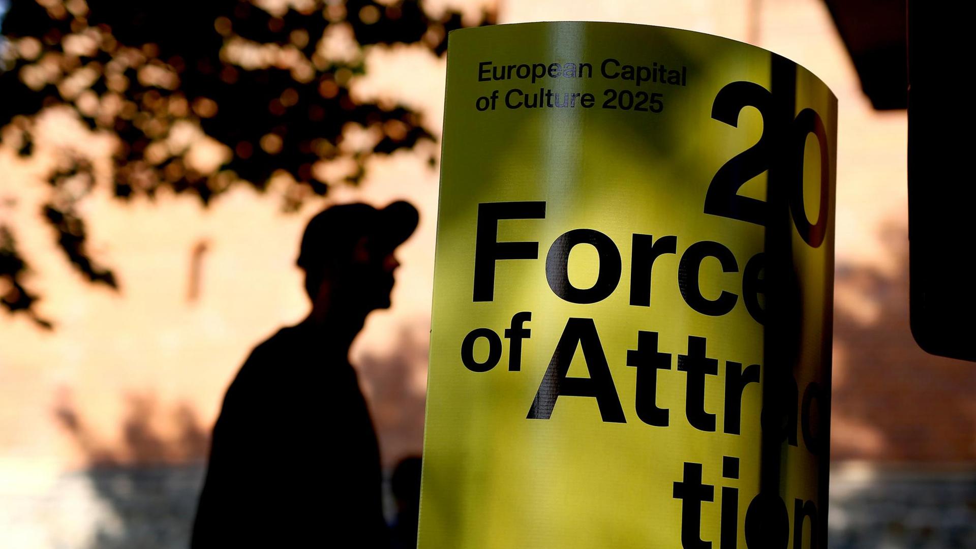 Ein Plakat mit der Aufschrift "Force of Attraction - Anziehungskraft" zur Bewerbung Magdeburgs als Kulturhauptstadt Europas 2025. Magdeburg ist eine von fünf deutschen Bewerbern um diesenn Titel. Ein Plakat mit der Aufschrift "Force of Attraction - Anziehungskraft" zur Bewerbung Magdeburgs als Kulturhauptstadt Europas 2025. Magdeburg ist eine von fünf deutschen Bewerbern um diesenn Titel.