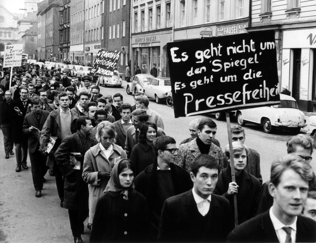 1962: In München demonstrierten Studenten gegen Polizei-Maßnahmen im Zuge der "Spiegel"-Affäre. 1962: In München demonstrierten Studenten gegen Polizei-Maßnahmen im Zuge der "Spiegel"-Affäre.