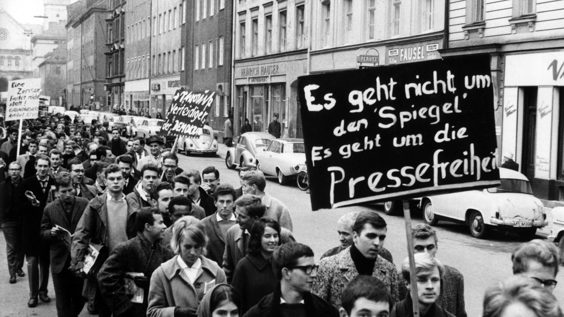 1962: In München demonstrierten Studenten gegen Polizei-Maßnahmen im Zuge der "Spiegel"-Affäre. 1962: In München demonstrierten Studenten gegen Polizei-Maßnahmen im Zuge der "Spiegel"-Affäre.