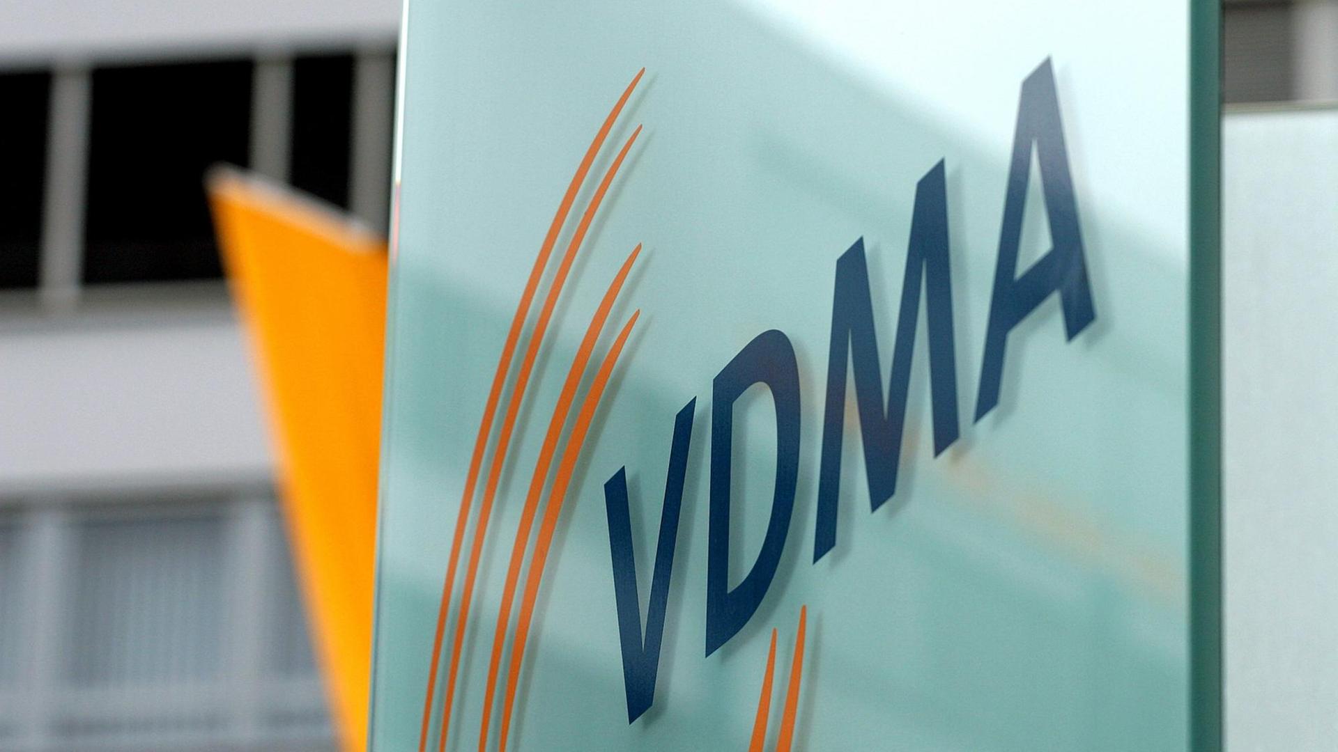 Logo an dem Gebäude des Verbandes Deutscher Maschinen- und Anlagenbau e.V. in Frankfurt am Main. Logo an dem Gebäude des Verbandes Deutscher Maschinen- und Anlagenbau e.V. in Frankfurt am Main.
