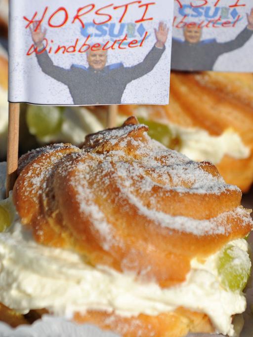 Windbeutel mit Fähnchen, die ein Foto des bayerischen Ministerpräsidenten Horst Seehofer und die Aufschrift "Horst Seehofer Windbeutel" tragen, aufgenommen am Freitag (29.10.2010) in München (Oberbayern) bei einer Presseaktion der SPD. Mit ihrer Aktion möchte die bayerische SPD ihre Unzufriedenheit mit den Führungspersonen der Regierungskoalition zum Ausdruck bringen.