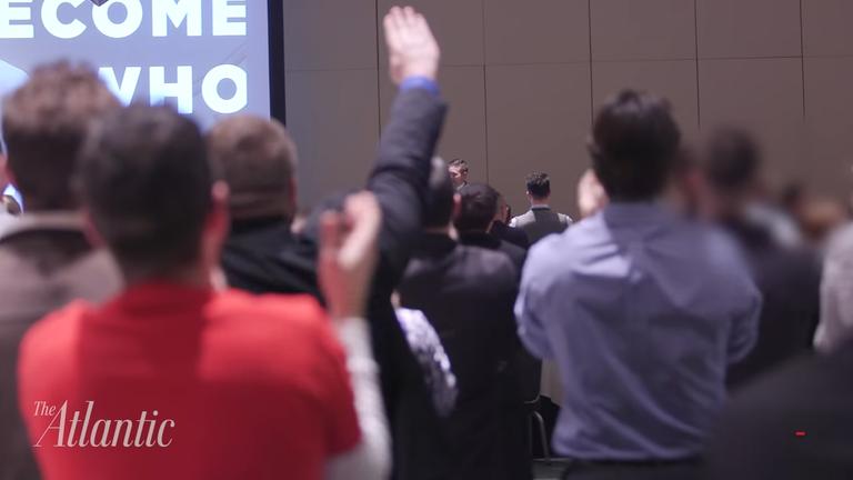 Einige Besucher des Auftritts von Richard Spencer in Washington D.C. zeigten den Hitlergruß. Einige Besucher des Auftritts von Richard Spencer in Washington D.C. zeigten den Hitlergruß.