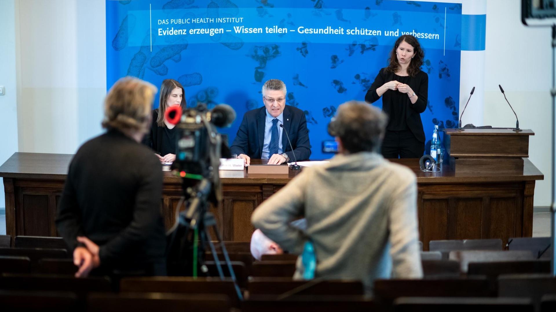 Lothar Wieler, der Präsident des Robert Koch-Instituts (RKI), bei einer Pressekonferenz Lothar Wieler, der Präsident des Robert Koch-Instituts (RKI), bei einer Pressekonferenz