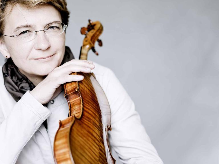 Antje Weithaas im Porträt mit ihrer Geige.