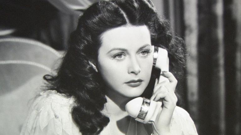 Ein schwarz-weißes Film-Still zeigt eine Frau offensichtlich in Nachthemd mit einem altertümlichen Telefonhörer am Ohr Undatierte Aufnahme Hedy Lamarrs im Dokumentarfilm "Calling Hedy Lamarr" des Regisseurs Georg Misch von 2004