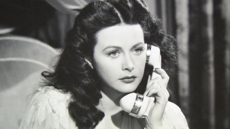 Ein schwarz-weißes Film-Still zeigt eine Frau offensichtlich in Nachthemd mit einem altertümlichen Telefonhörer am Ohr Undatierte Aufnahme Hedy Lamarrs im Dokumentarfilm "Calling Hedy Lamarr" des Regisseurs Georg Misch von 2004 Ein schwarz-weißes Film-Still zeigt eine Frau offensichtlich in Nachthemd mit einem altertümlichen Telefonhörer am Ohr Undatierte Aufnahme Hedy Lamarrs im Dokumentarfilm "Calling Hedy Lamarr" des Regisseurs Georg Misch von 2004