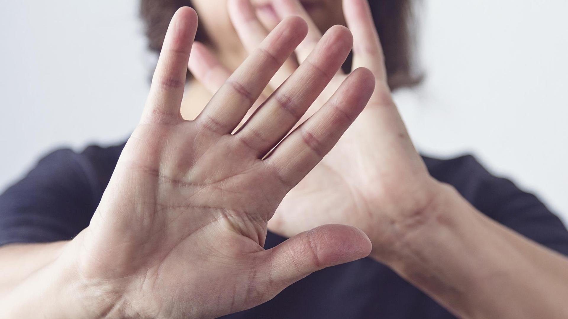 Eine Frau hält ihre Hände in einer Abwehrhaltung weit vor sich gestreckt. (Symbolbild) Eine Frau hält ihre Hände in einer Abwehrhaltung weit vor sich gestreckt. (Symbolbild)