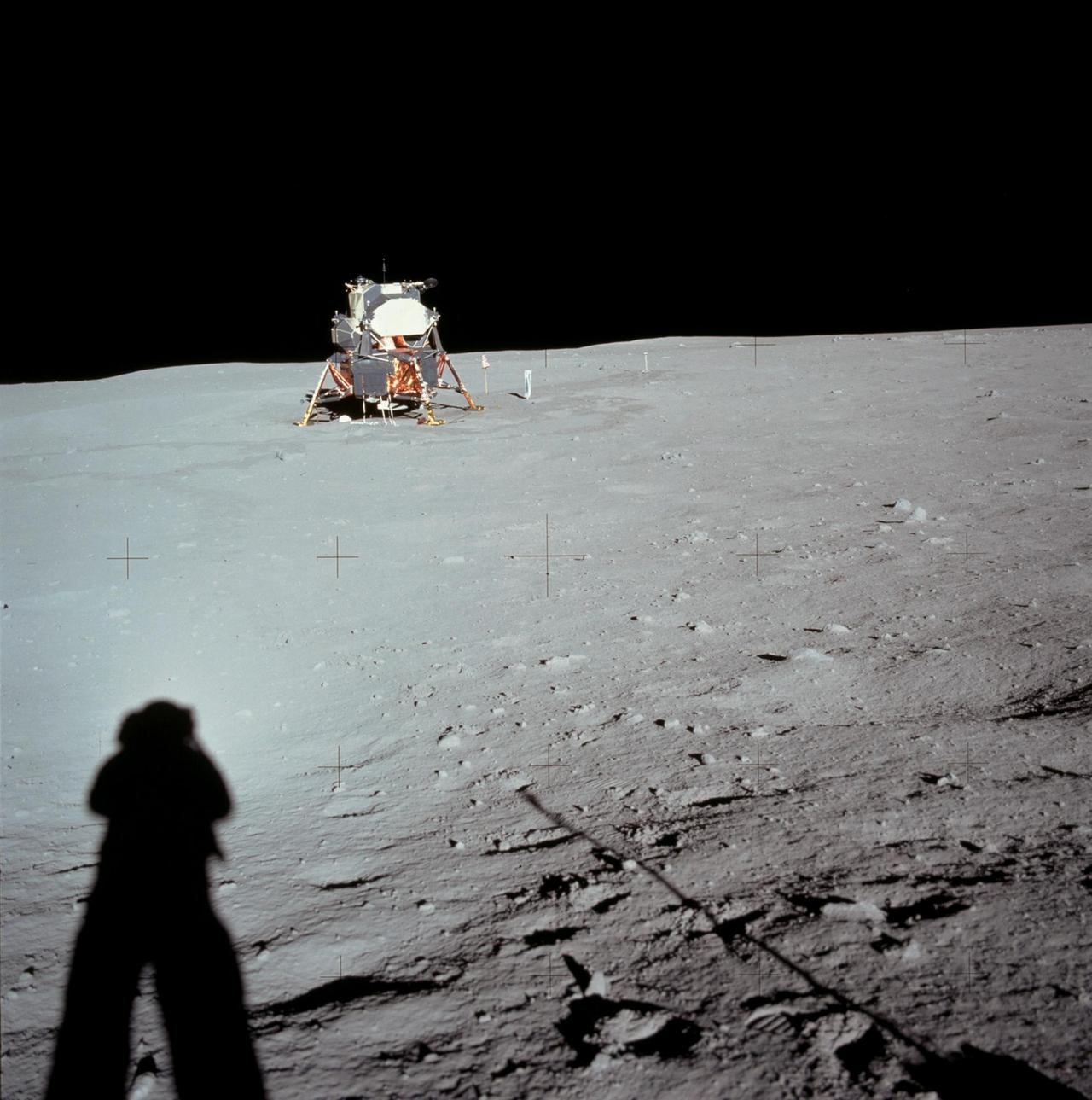 Neil Armstrong macht ein Selfie mit der Landefähre im Hintergrund Neil Armstrong macht ein Selfie mit der Landefähre im Hintergrund