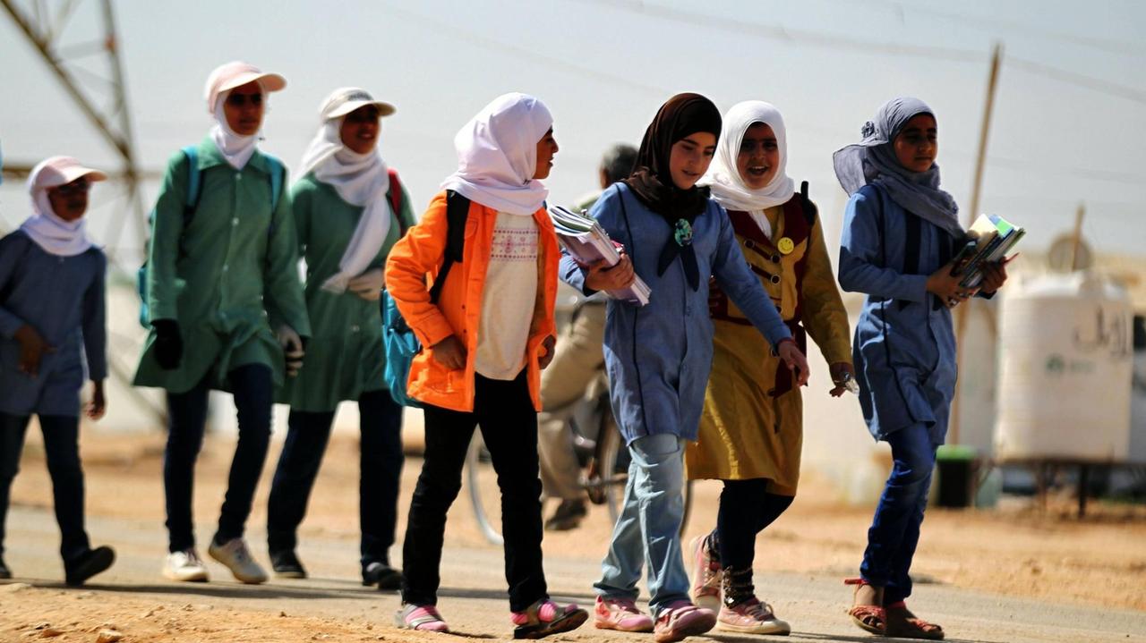 Syrische Mädchen im Flüchtlingslager Al-Zataari in Jordanien. Syrische Mädchen im Flüchtlingslager Al-Zataari in Jordanien.