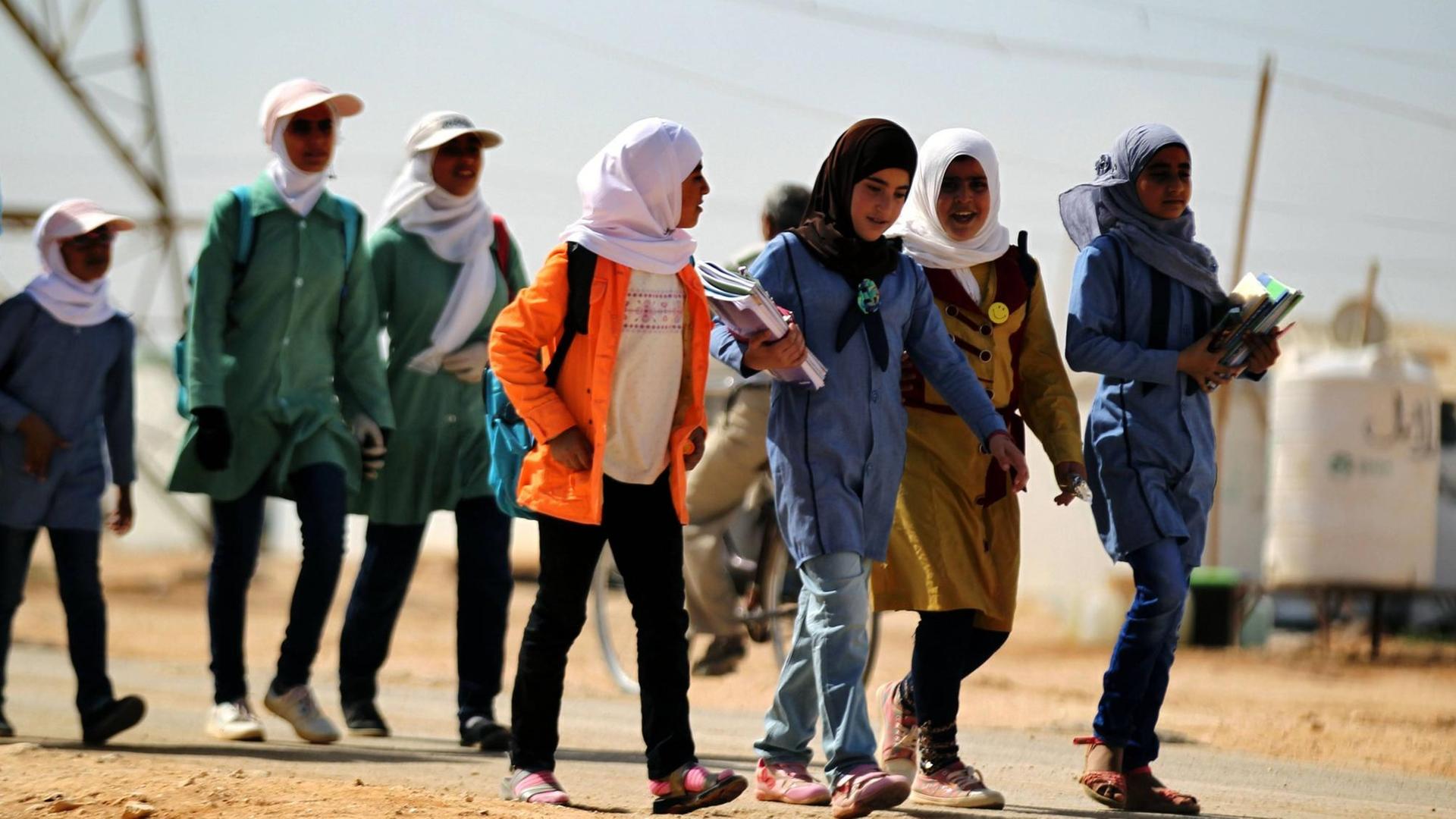 Syrische Mädchen im Flüchtlingslager Al-Zataari in Jordanien. Syrische Mädchen im Flüchtlingslager Al-Zataari in Jordanien.