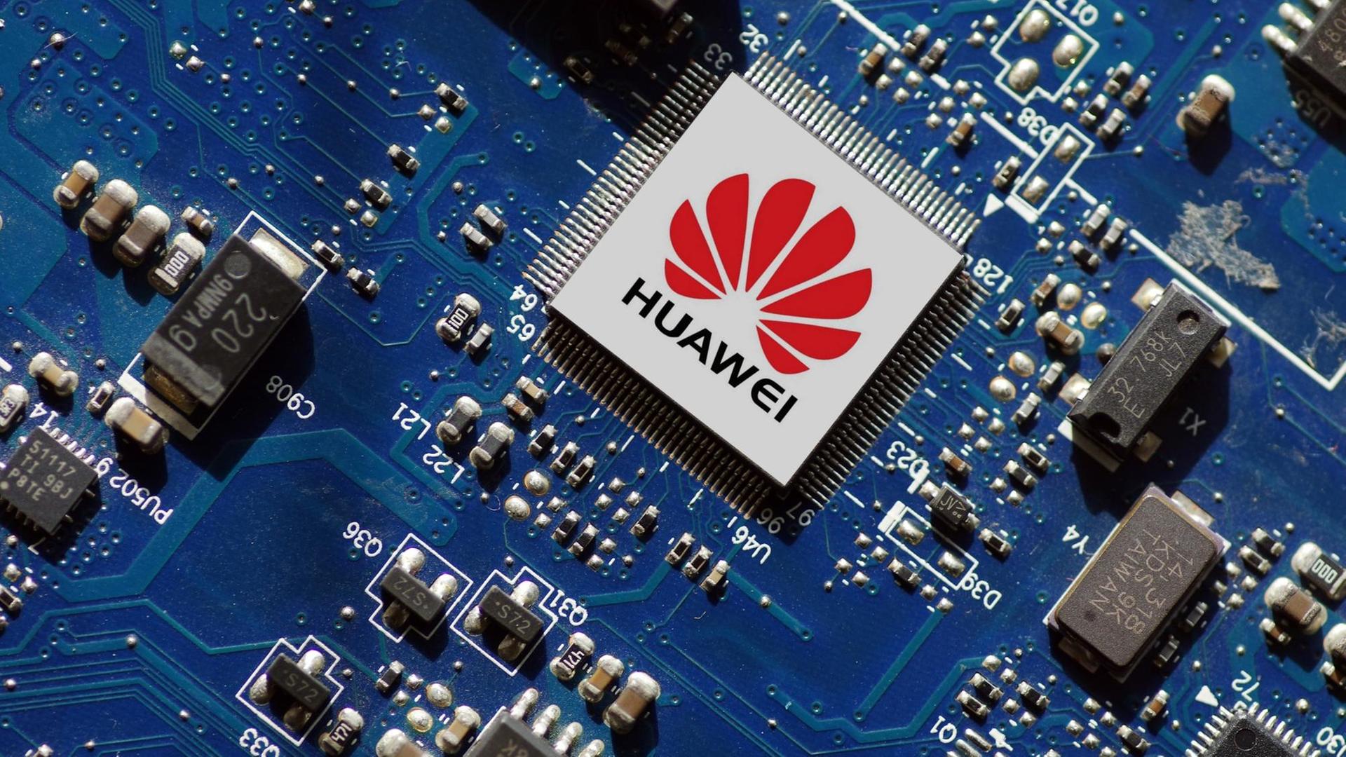 Ein Computerchip mit dem Logo des chinesischen Konzerns Huawei Ein Computerchip mit dem Logo des chinesischen Konzerns Huawei