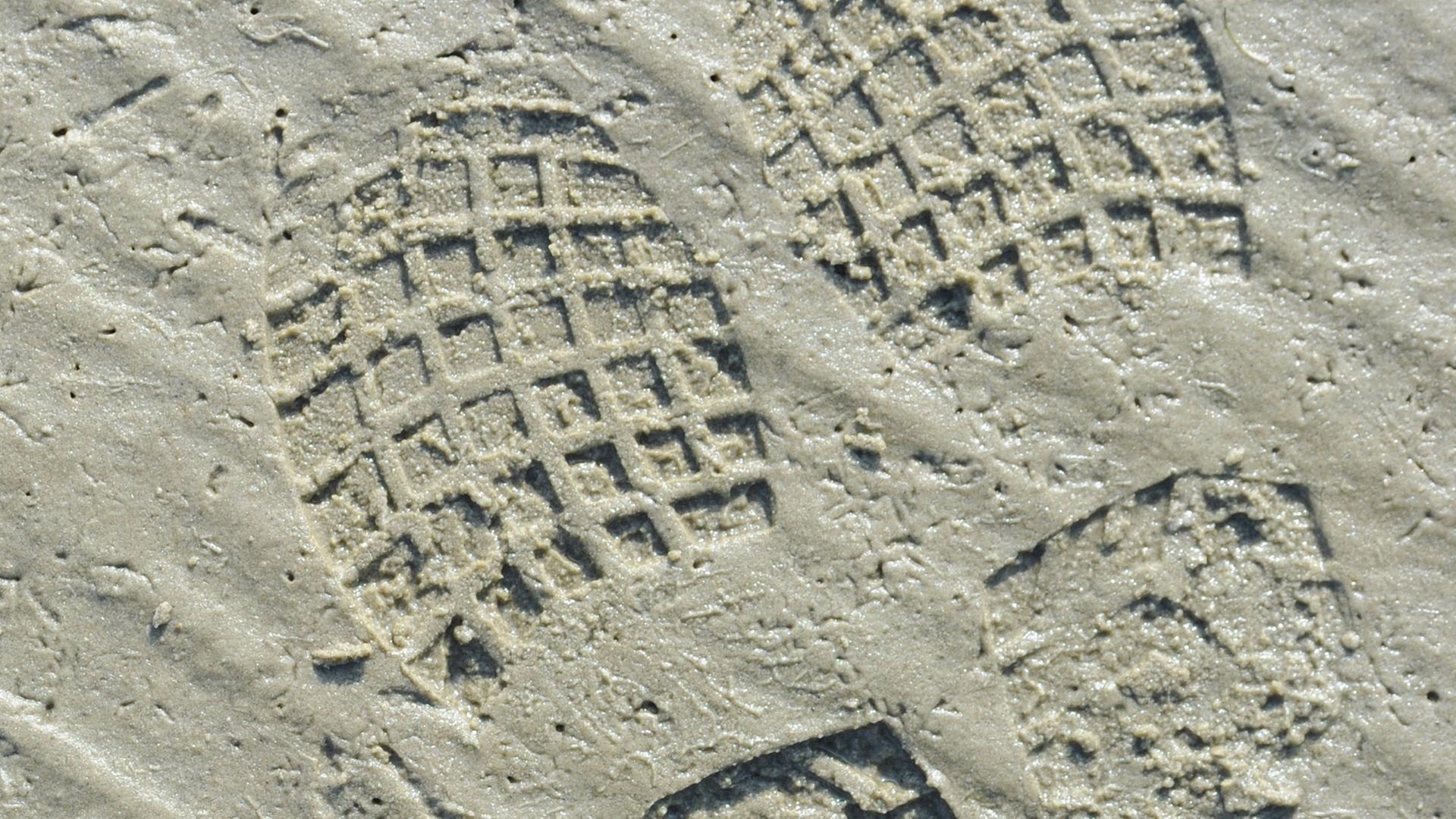 Menschen hinterlassen feine Spuren im Sand am Meer Menschen hinterlassen feine Spuren im Sand am Meer
