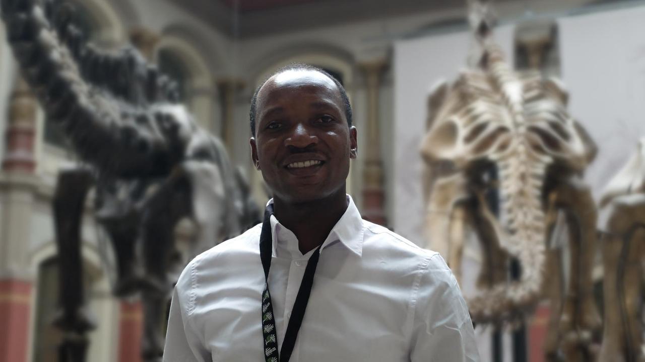 Frank steht im Lichthof des Museums vor dem Dino-Skelett. Frank steht im Lichthof des Museums vor dem Dino-Skelett.