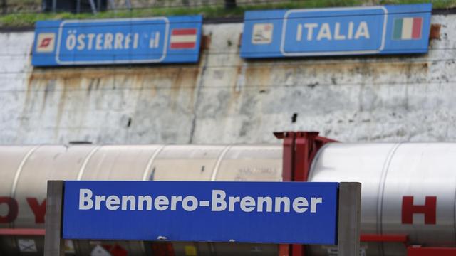 Schilder am Brenner-Pass zwischen Österreich und Italien.