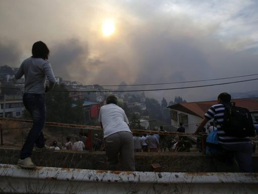 Menschen beobachten den Großbrand auf dem Ramaditos-Hügel in der chilenischen Hafenstadt Valparaíso.