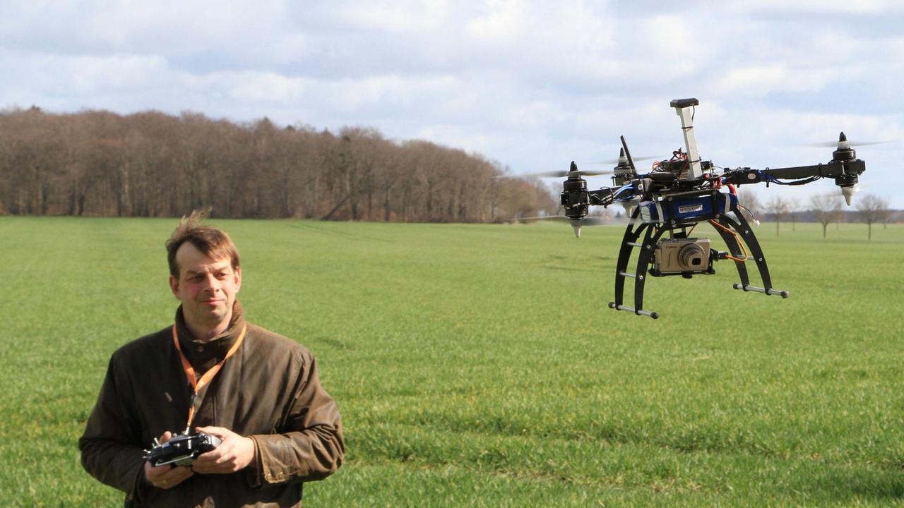 Ein Agraringenieur steuert seine Drohne, mit deren Hilfe er seine Felder begutachtet. April 2015 in Finkenthal, Landkreis Rostock.