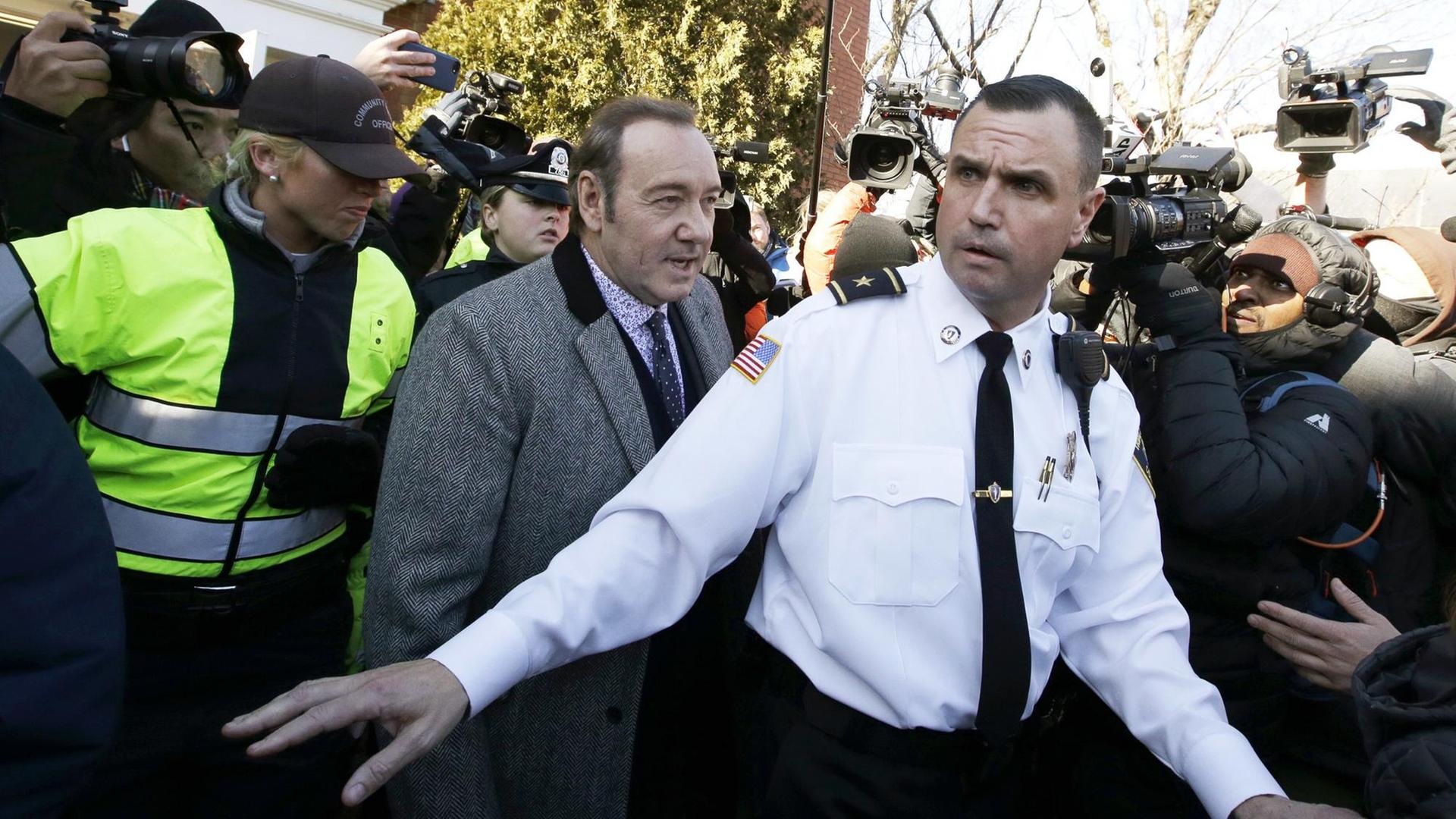 Schauspieler Kevin Spacey verlässt das Bezirksgericht am Montag, Jan. 7, 2019 in Nantucket, Massachusetts, nachdem er mit einer Anklage wegen unanständiger Körperverletzung angeklagt wurde. Schauspieler Kevin Spacey verlässt das Bezirksgericht am Montag, Jan. 7, 2019 in Nantucket, Massachusetts, nachdem er mit einer Anklage wegen unanständiger Körperverletzung angeklagt wurde.