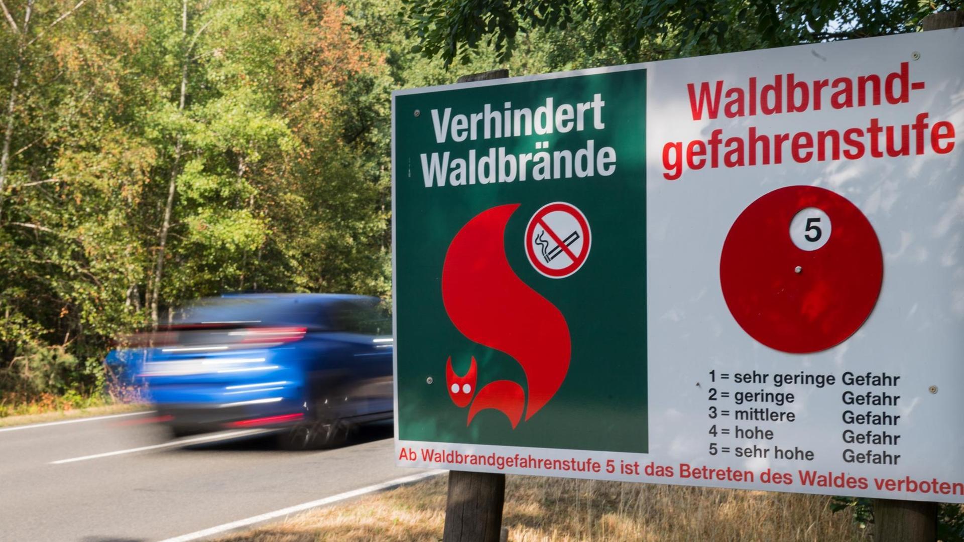 Ein Schild an einer Straße in Sachsen warnt vor Waldbrandgefahr