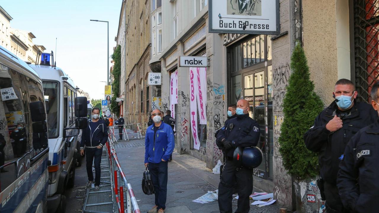 Polizisten stehen vor der Buchhandlung Kisch & Co. in Berlin-Kreuzberg am 24.8., dem Tag der Räumung Polizisten stehen vor der Buchhandlung Kisch & Co. in Berlin-Kreuzberg am 24.8., dem Tag der Räumung