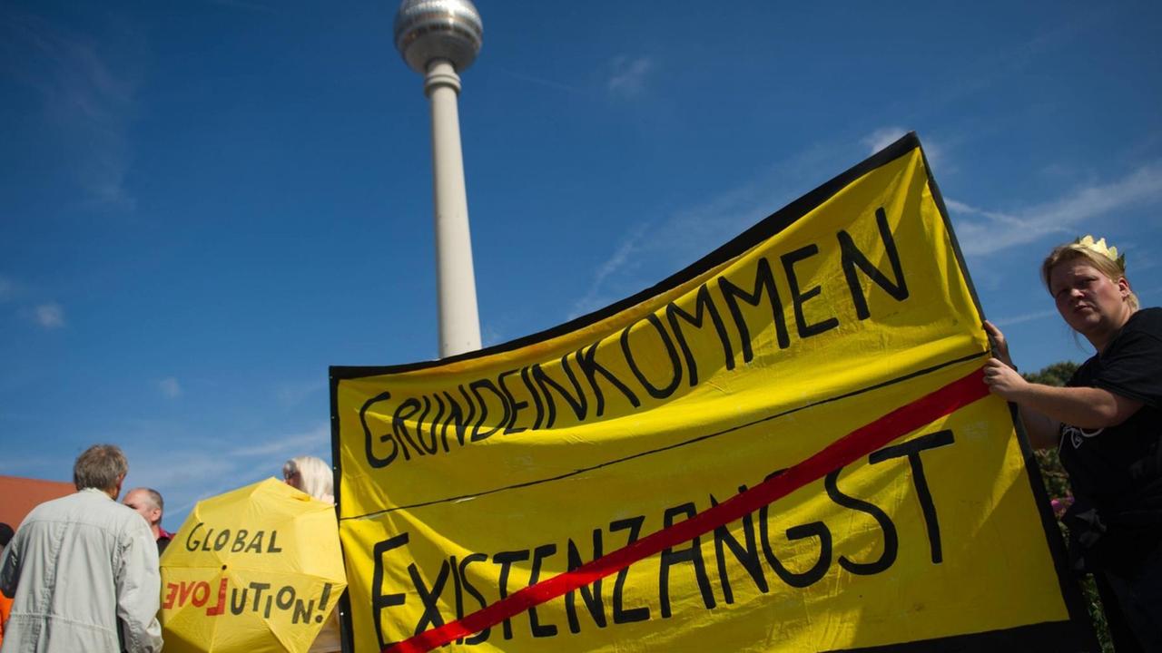 Teilnehmer der Demonstration "Grundeinkommen ist ein Menschenrecht" Teilnehmer der Demonstration "Grundeinkommen ist ein Menschenrecht"