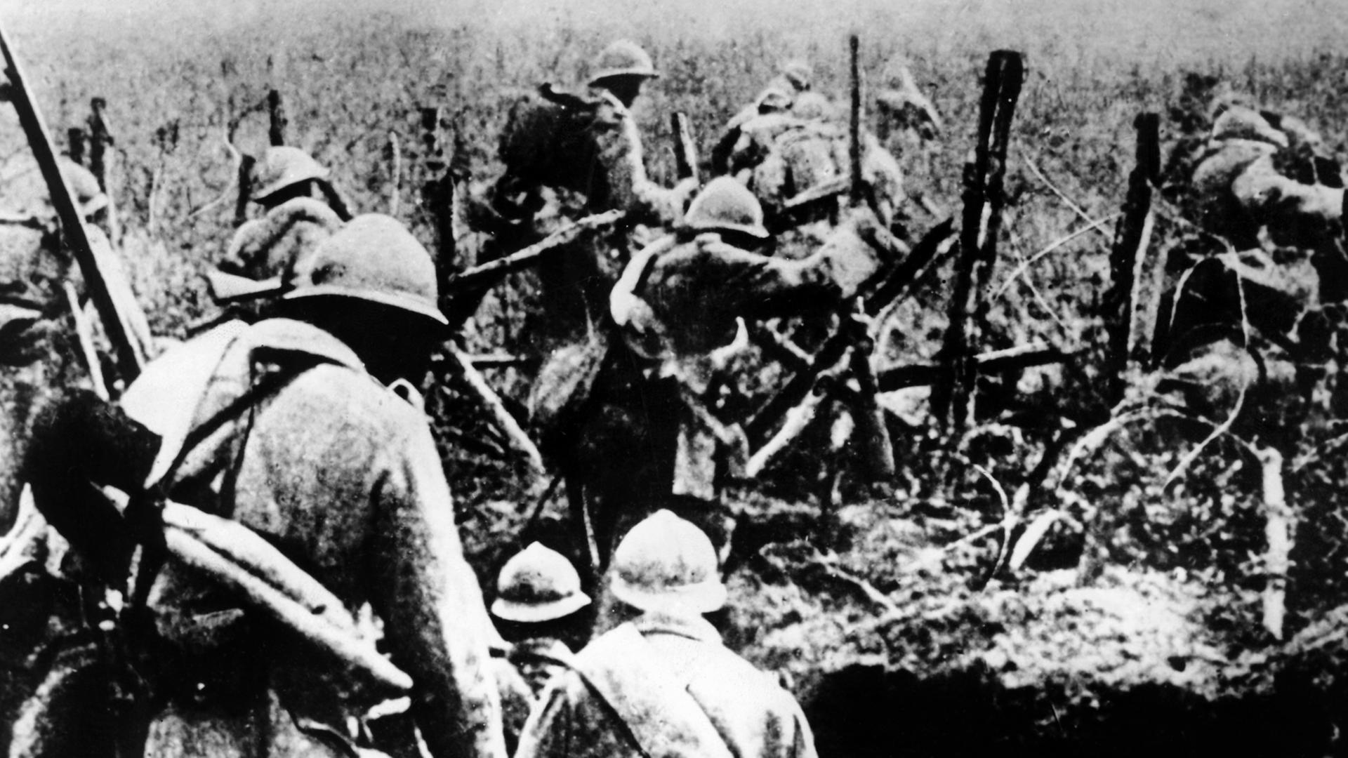 Französische Infanterie auf dem Schlachtfeld von Verdun im Ersten Weltkrieg (1914-1918).